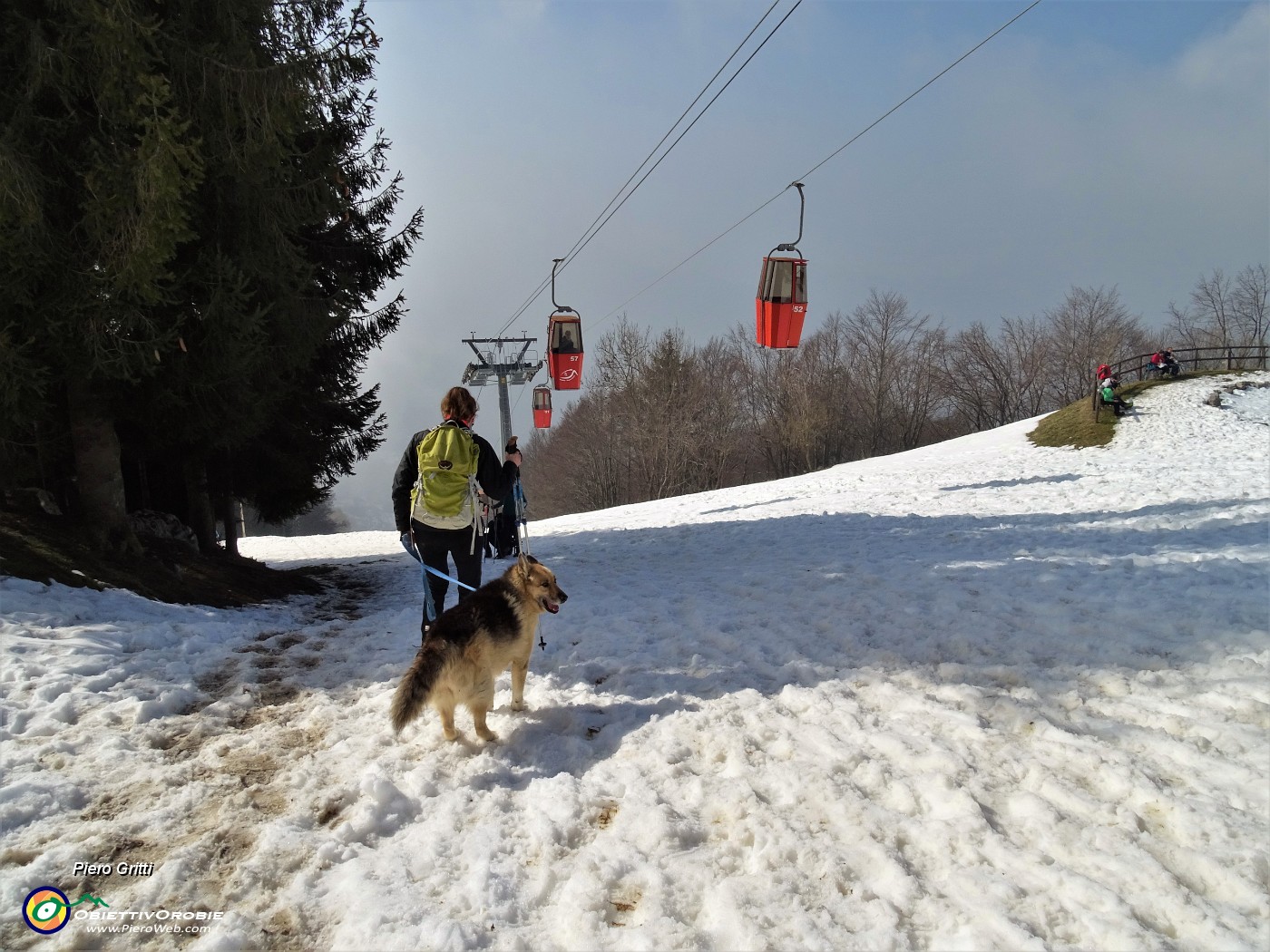 50 Scendiamo seguendo nel primo tratto la pista della funivia.JPG